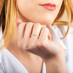 Bague Trilogie en Or Jaune 375/1000 et Diamants blancs portée