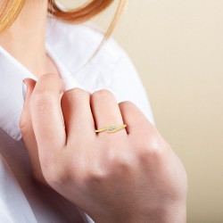 Bague Trilogie en Or Jaune 375/1000 et Diamants portée