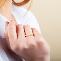 Bague Trilogie en Or Jaune 375/1000 sertie Diamants portée