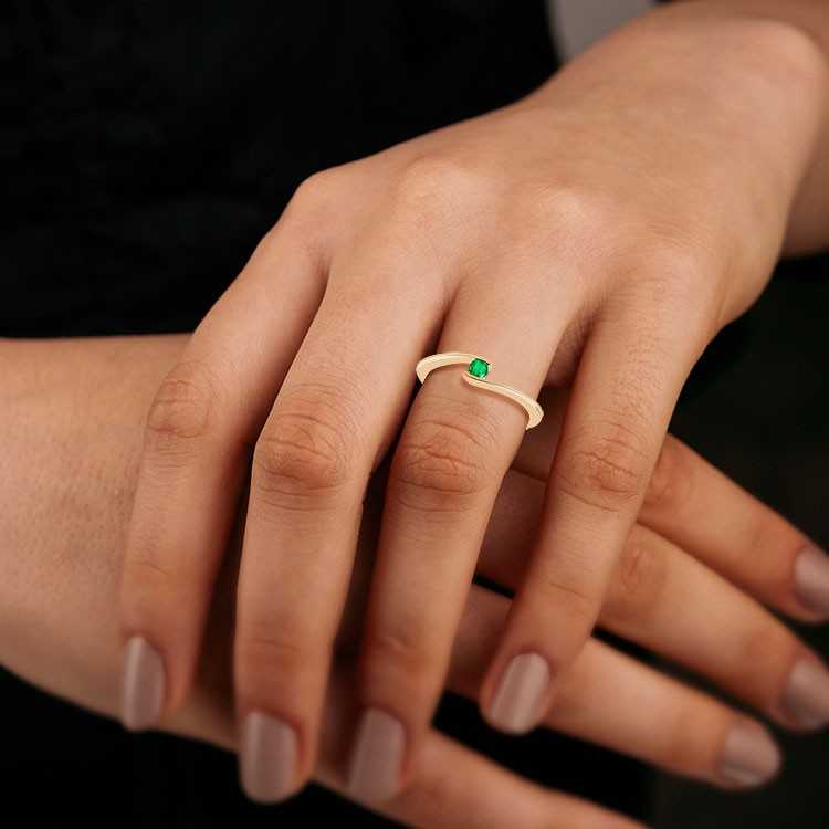 Bague Solitaire en Or Jaune 375/1000 sertie Émeraude