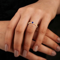 Bague Solitaire Or Jaune 375/1000 Saphir et Diamants portée