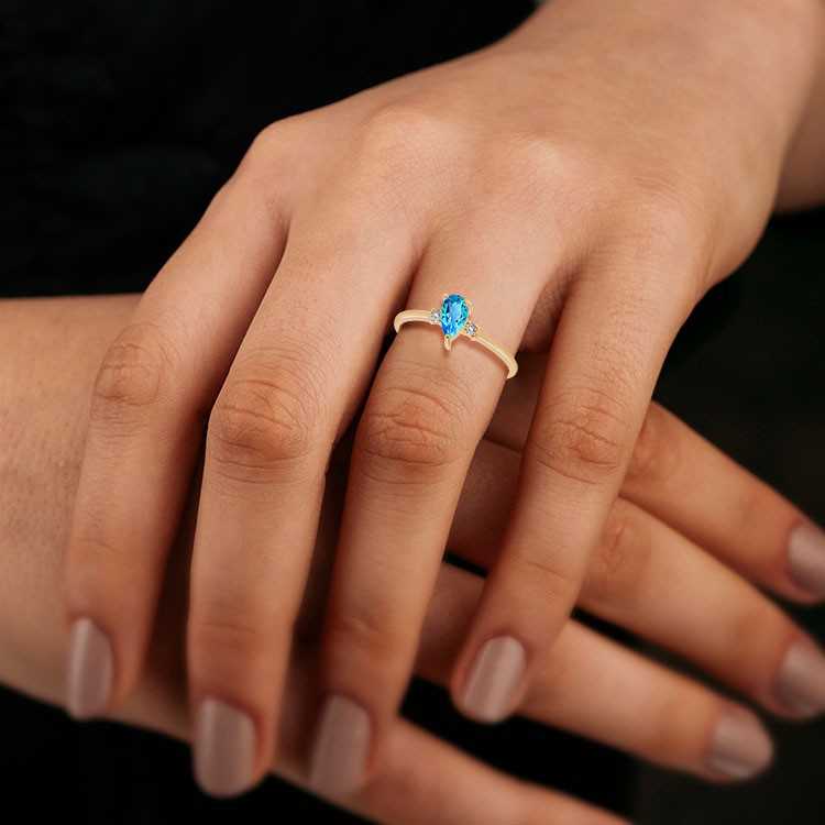 Bague Solitaire Or Jaune 375/1000 Topaze Bleue Suisse taille Poire et Diamants
