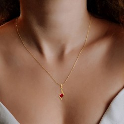 Collier Or 375/1000 Rubis taille coeur et Diamant porté