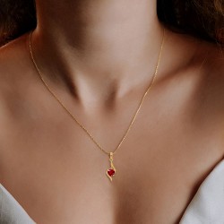 Collier Or 375/1000 Rubis taille coeur et Diamant porté