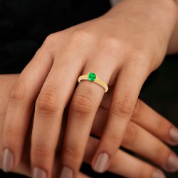 Bague Solitaire Or Jaune sertie Émeraude portée