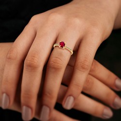 Bague Solitaire Or Jaune 375/1000 Rubis taille Coussin et Diamants portée