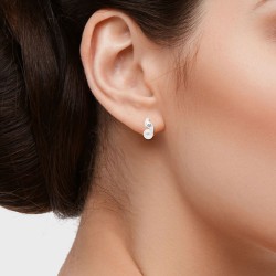 Boucles d'oreilles en Or Blanc 375/1000 Perles de Culture et Diamants portées