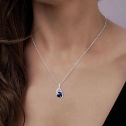 Collier en Or Blanc 375/1000 Saphir taille Coeur et Diamants porté