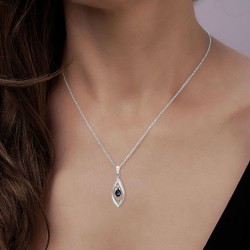 Collier en Or Blanc 375/1000 Saphir et Diamant porté