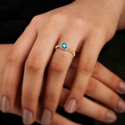 Bague Solitaire Or Jaune Topaze Bleue Suisse taille Coussin portée