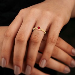 Bague Solitaire Or Jaune 375/1000 Rubis Rond et Diamants portée