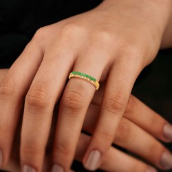 Bague Or Jaune 375/1000 10 Émeraude et 4 Diamants portée