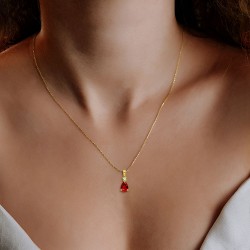 Collier Or jaune 375/1000 Rubis taille poire et Diamant porté
