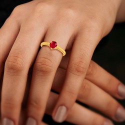 Bague Solitaire Or Jaune Rubis taille Rond portée