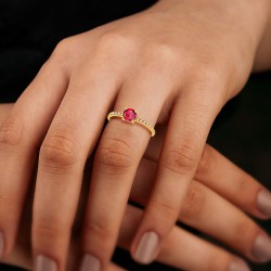 Bague Solitaire Or Jaune Rubis taille Ronde sertie 10 Diamants portée