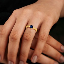 Bague Solitaire Or Jaune Saphir taille Rond portée