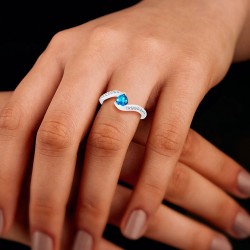 Bague Argent 925/1000 Rhodié sertie Topaze Bleue Suisse taille Coeur portée