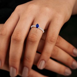 Bague Solitaire Or Blanc 375/1000 Saphir taille Poire et Diamants portée
